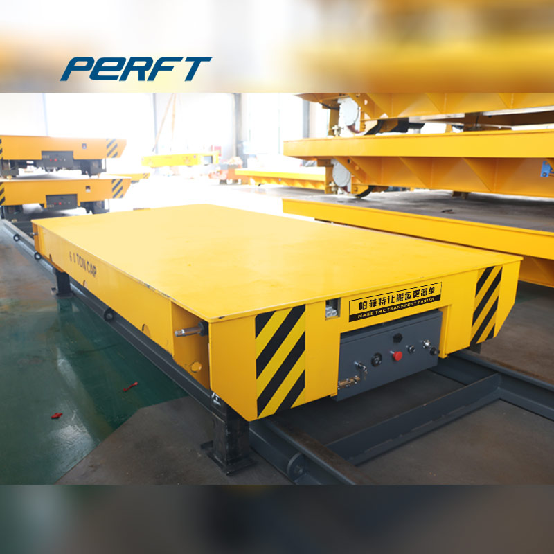 Electric rail transport vehicle for transporting molds