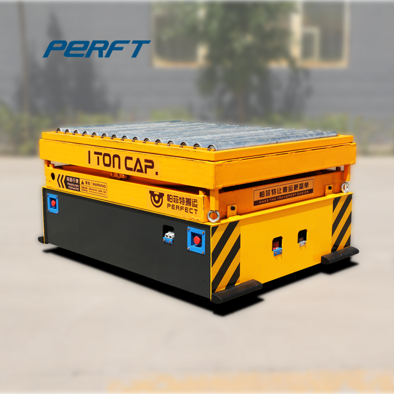 Trackless platform vehicle with hydraulic lifting