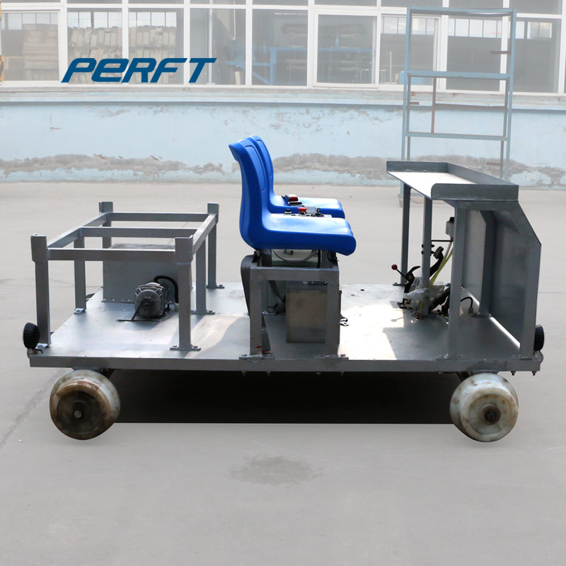 Track maintenance transport vehicle