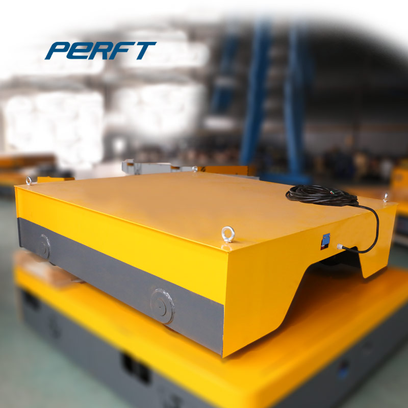 Low-voltage rail transport vehicle